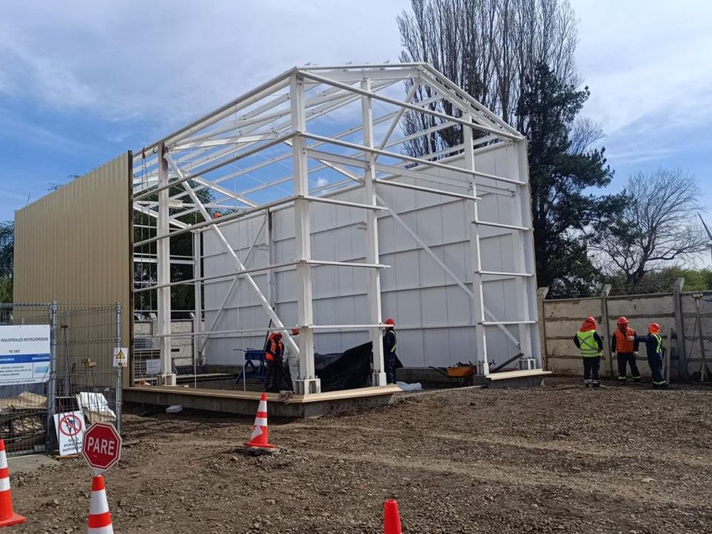 Estructura metálica de una nave industrial en montaje
