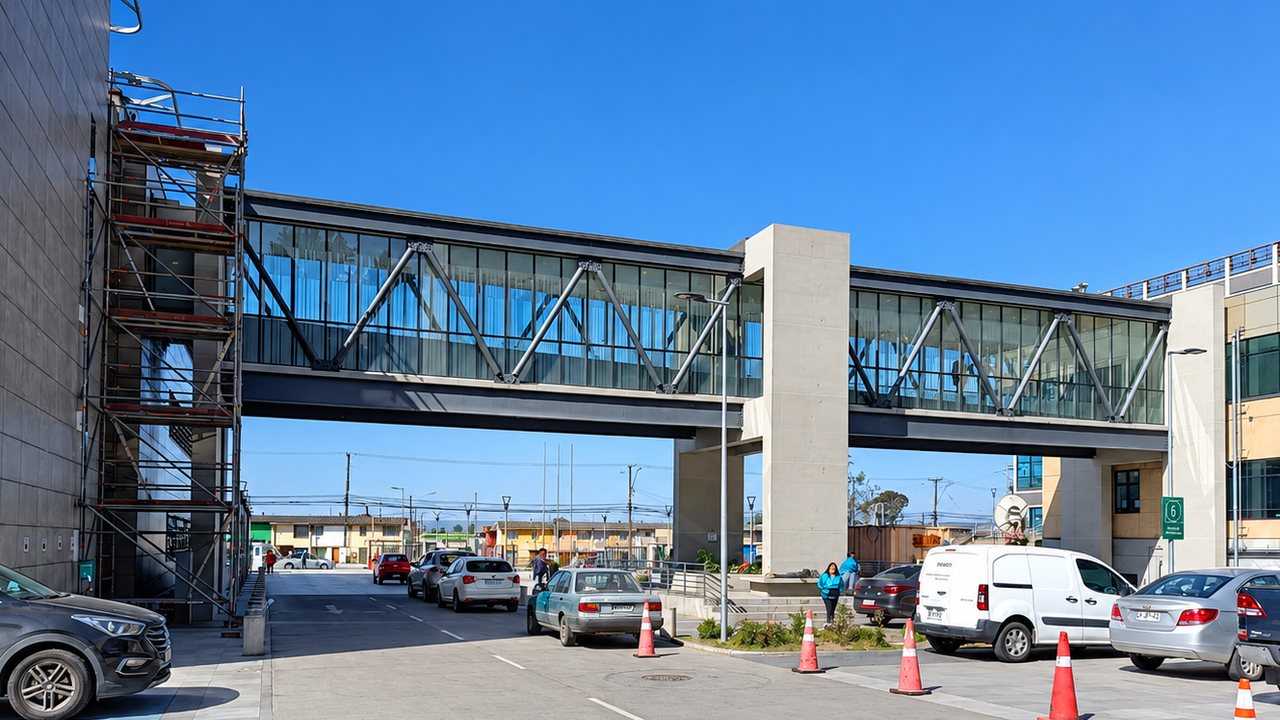 Pasarela peatonal metálica sobre un estacionamiento